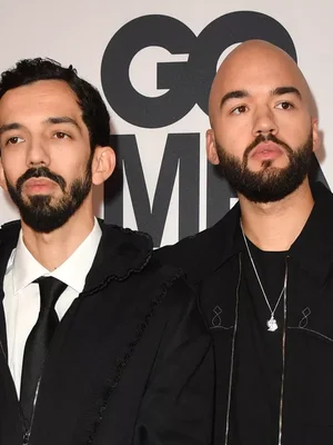 Un membre de Bigflo & Oli dans un décor de drapeaux de prière lors du tournage de KARMA