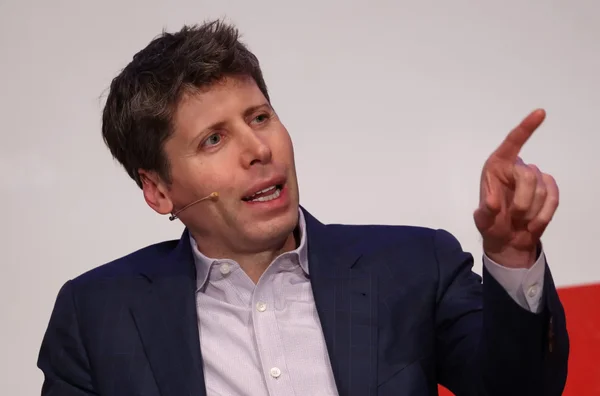 Sam Altman faisant un geste de la main lors d'un entretien professionnel.