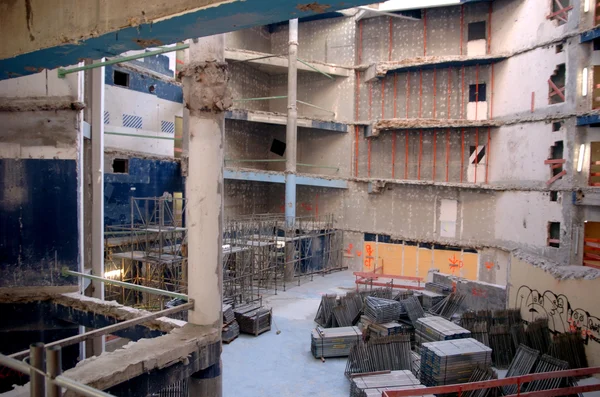 Intérieur de la Gaîté Lyrique en travaux le 19 décembre 2007, avec des murs en béton, des échafaudages et des tags sur les murs.