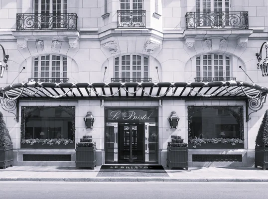 Entrée de l'hôtel Le Bristol avec ses fenêtres fleuries.
