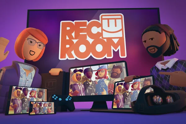 Deux avatars 3D de Rec Room flanquant le logo orange de la plateforme dans un intérieur lumineux aux grandes fenêtres.
