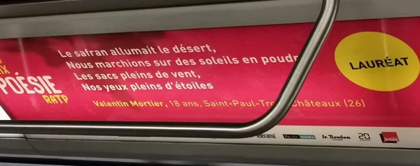 Le poème de Violette Jung, lauréate du Grand Prix Poésie RATP, affiché sur un support jaune dans une rame de métro.