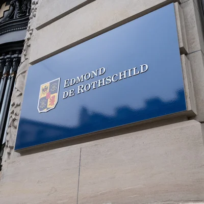 Panneau bleu 'EDMOND DE ROTHSCHILD' et blason sur le mur d'une banque.