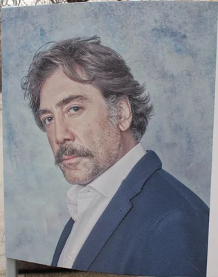 Javier Bardem photographié par Jorge Fuembuena, en chemise blanche et veste bleue, exposé au Paseo de la Independencia de Zaragoza.