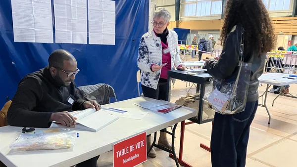 L'intérieur d'un bureau de vote à Lyon le jour des élections municipales.