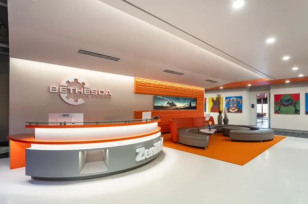 Personnage squelettique en habit de pirate assis dans un fauteuil, évoquant l'ambiance de Fallout.