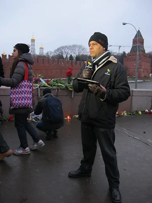 Des personnes rendant hommage sur le lieu du meurtre de Boris Nemtsov, avec les murs du Kremlin en arrière-plan en 2015.