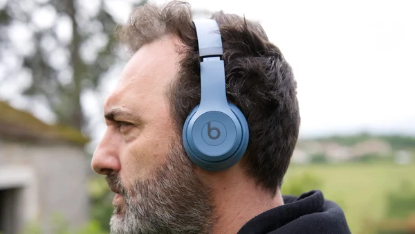 Un homme portant un casque audio en ville.