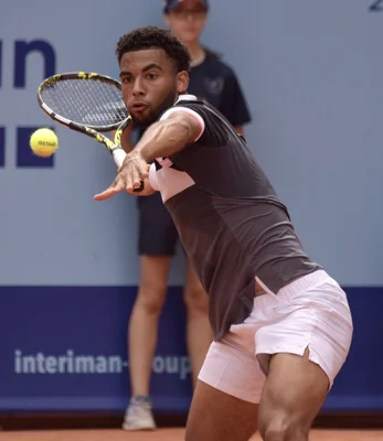 Paysage urbain de Doha montrant des tours modernes, des palmiers et une place pavée sous un ciel bleu