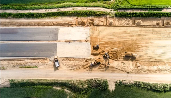 Travaux de terrassement sur le chantier de l'A69
