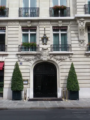 L'entrée majestueuse de l'hôtel Le Bristol rue du Faubourg-Saint-Honoré.