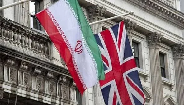 Les drapeaux de l'Iran et du Royaume-Uni flottant devant une ambassade