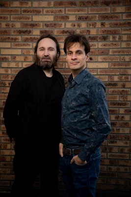 Illustration surréaliste mêlant nature et cosmos, avec un soleil visage humain et une figure allongée.