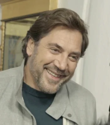 Javier Bardem souriant en veste grise et col roulé sombre, image tirée de Wikipédia.