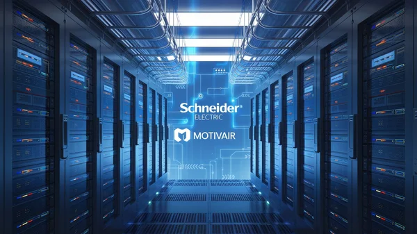 Salle de serveurs avec éclairage bleu mettant en avant les logos Schneider Electric et Motivair, illustrant l'expertise en refroidissement liquide.