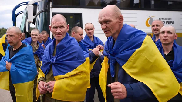 Anciens prisonniers de guerre ukrainiens libérés échangeant avec les médias.