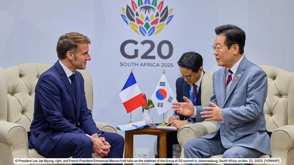 Lee Jae Myung et Emmanuel Macron lors de leur rencontre au sommet du G20 2025 à Johannesburg