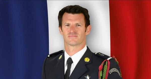 Le chasseur alpin Arnaud Frion en tenue d'apparat.