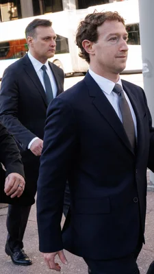 Mark Zuckerberg arrivant au tribunal civil de Los Angeles.