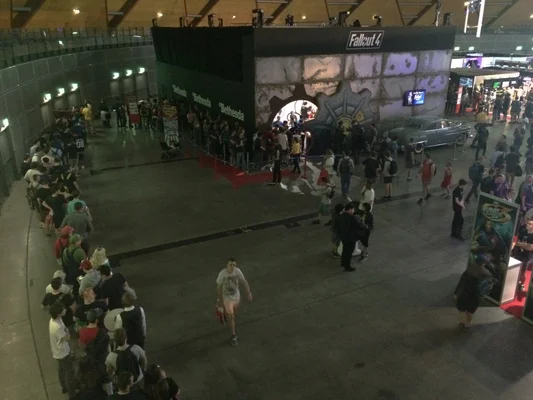 Vue intérieure des studios Bethesda Game Studios avec une statue en armure power.