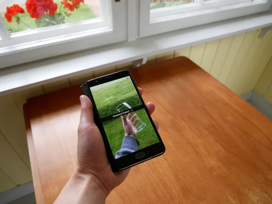 Illustration d'un snap Snapchat sur smartphone avec le texte 'Weekend finally!'.