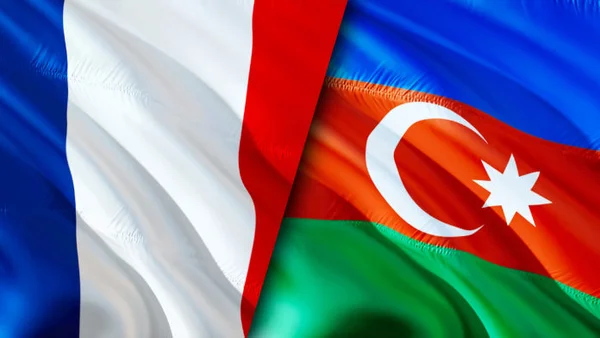 Les drapeaux français et azerbaïdjanais flottant côte à côte.