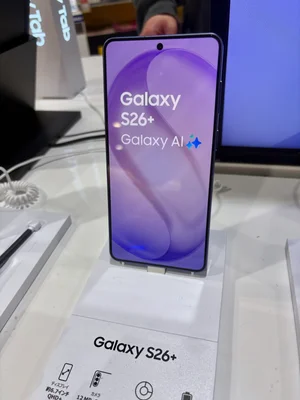 Le smartphone Samsung Galaxy S26+ exposé sur un présentoir dans un magasin.