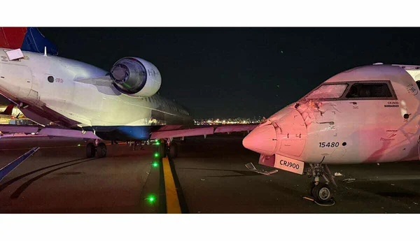 Un CRJ900 endommagé et un autre avion sur le tarmac.
