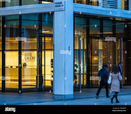 L'entrée des bureaux de Puig avec le logo affiché sur la façade vitrée.
