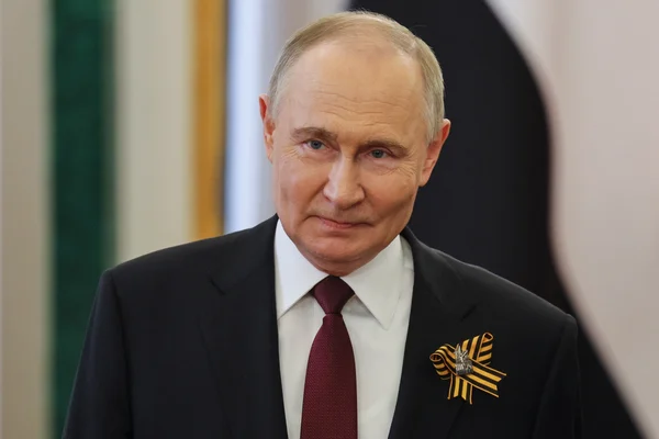 Vladimir Poutine portant un ruban ruban rayé noir et jaune à la boutonnière.