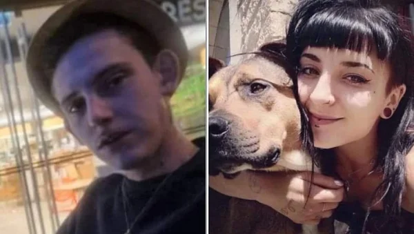 Une personne au bras tatoué à l'intérieur d'une voiture avec un autre individu et un chien.