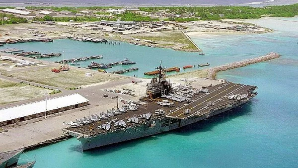 Un porte-avions américain stationné dans le port de la base militaire de Diego Garcia.