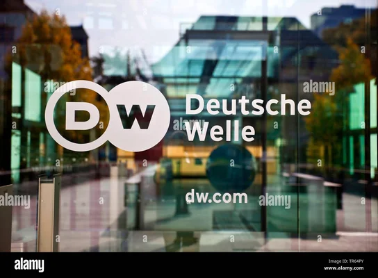 La façade d'un bâtiment avec le logo illuminé de Deutsche Welle.