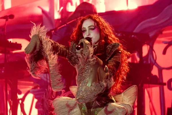 La musicienne américaine Chappell Roan sur scène lors de son concert à Paris en août 2025.