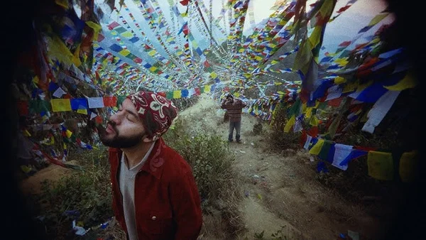 Bigflo et Oli en concert, micros en main devant un fond sombre