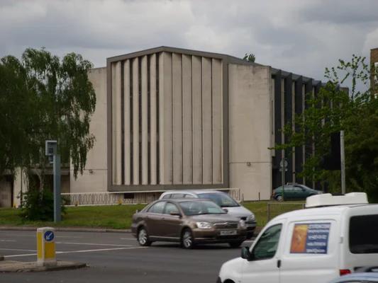 Vue de la synagogue unie de Finchley à Londres N3 depuis le sud-est.