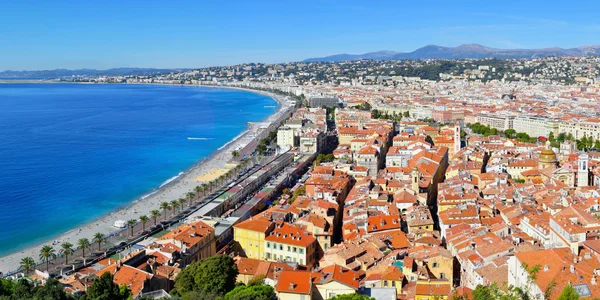Vue panoramique de la vieille ville et de la Promenade des Anglais à Nice, sur la Côte d'Azur.