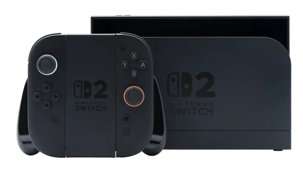 La Nintendo Switch 2 noire accompagnée de ses Joy-Con et de son dock.
