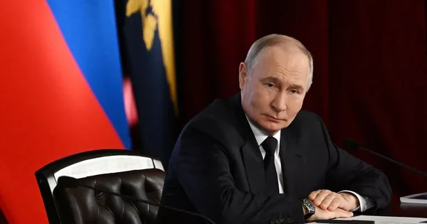 Vladimir Poutine assis à son bureau lors d'un entretien.