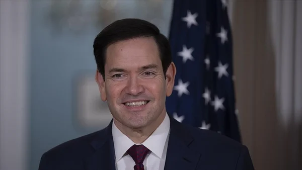 Le secrétaire d'État américain Marco Rubio devant un drapeau américain.
