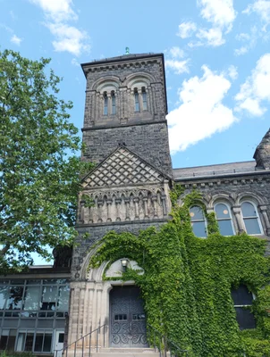 Bâtiment de la bibliothèque Sigmund Samuel à l'Université de Toronto en mai 2024.