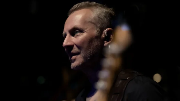 Le chanteur Sinclair en plein concert en 2025.