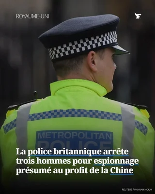 L'arrière d'un officier portant un gilet jaune et gris de la Metropolitan Police.