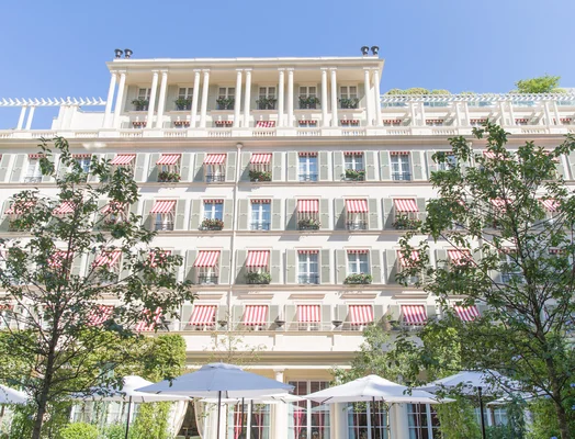 Façade de l'hôtel Le Bristol sous le soleil.