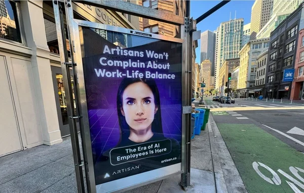 Vue de rue montrant une publicité sur un arrêt de bus vantant les mérites des employés IA.