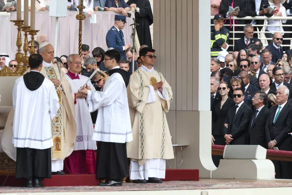 Cérémonie d'intronisation du pape Léon XIV sur la place Saint-Pierre en mai 2025