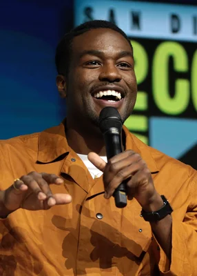 Yahya Abdul-Mateen II s'exprimant lors d'un événement San Diego Comic-Con.