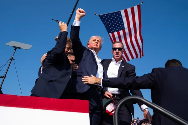 Donald Trump s'adressant à la foule lors d'un événement au Marriott Marquis de New York en septembre 2016.