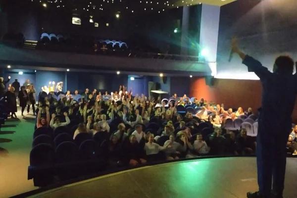 Foule de spectateurs participant à une soirée d'Halloween au cinéma.