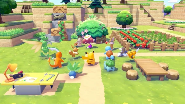 Des Pokémon dont Pikachu se rassemblent autour d'un arbre dans un village aux allures de blocs colorés.
